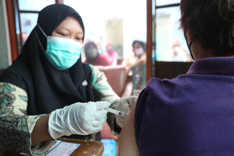 Petugas kesehatan melayani vaksinasi Covid-19 (Foto: Dok Diskominfo Surabaya)