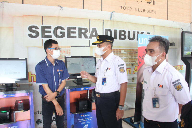 Executive Vice President KAI Daop 8 Surabaya Heri Siswanto memberikan masukan kepada petugas posko di Stasiun Surabaya Gubeng (Foto: Humas Daop 8)