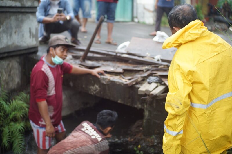 Wawali Armuji memimpin langsung kegiatan normalisasi saluran air (Foto: Dok Diskominfo Surabaya)