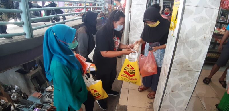 Sosialisasi pembatasan penggunaan kantong plastik di pasar tradisional (Foto: Diskominfo Surabaya)