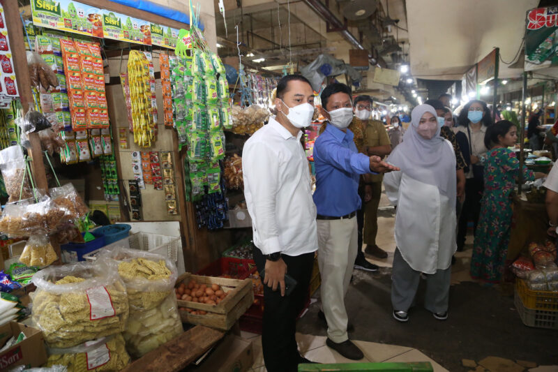 Wali Kota Eri melakukan pengecekan dan kerja bakti terhadap sarana dan prasarana di Pasar Tambahrejo (Foto: Diskominfo Surabaya)