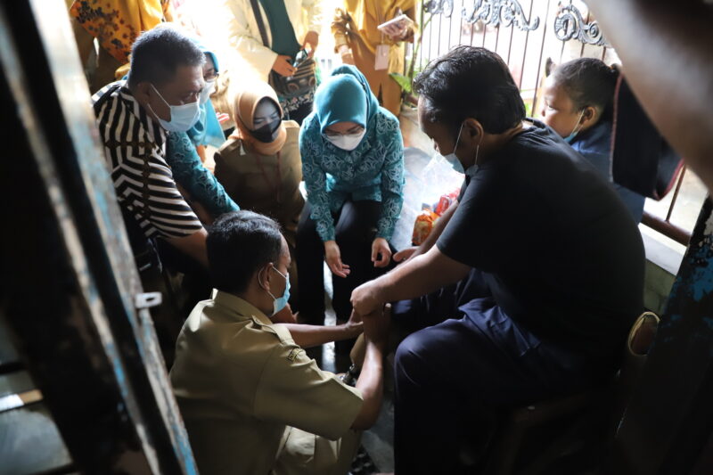 Penuhi Kebutuhan Disabilitas, Pemkot Surabaya Salurkan Kaki Palsu hingga Modal Usaha