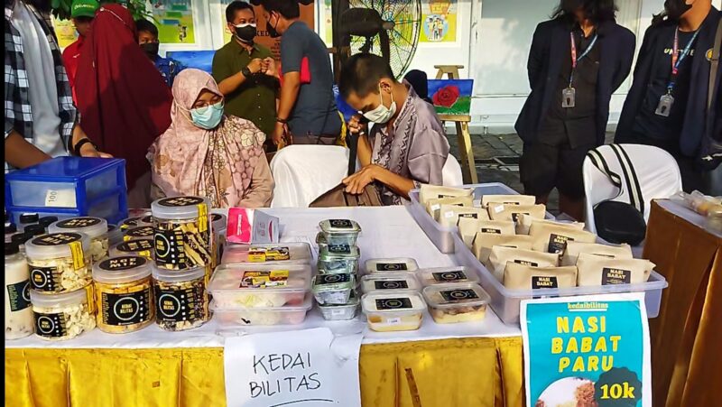 Stand Pelaku UMKM penyandang disabilitas di pasar Gotong Royong (Foto: Christiana Beatrix)