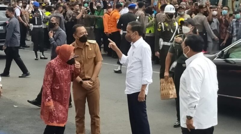 Presiden Joko Widodo memberikan bantuan langsung ke masyarakat dan pedagang pasar Tambahrejo (Foto: Istimewa)