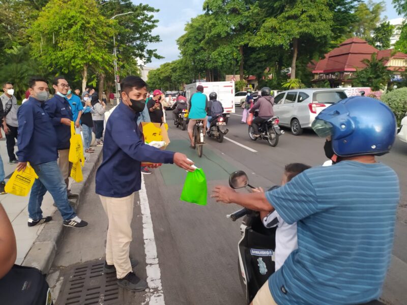 Pokja Wartawan Taman Surya Surabaya (POTAS) saat membagikan takjil sekaligus sosialisasi  Penggunaan Kantong Plastik di depan Taman Surya Balai Kota Surabaya