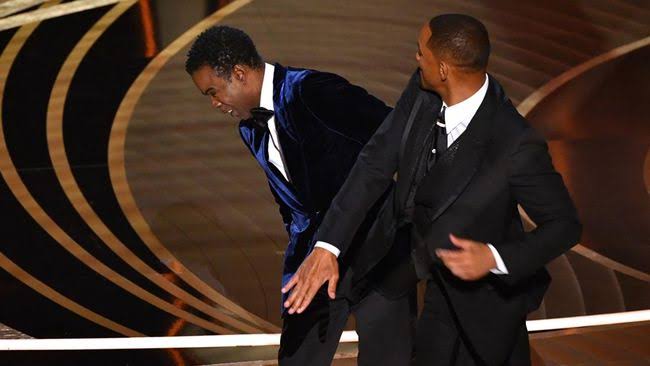 Will Smith naik ke panggung saat Chris Rock bercanda soal istrinya, Jada Pinkett. (AFP/ROBYN BECK)