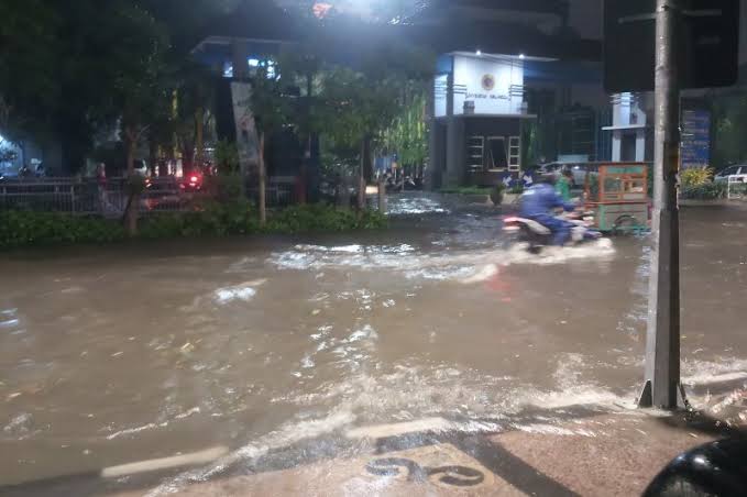 Banjir yang menggenangi Jalan di depan Kampus B Unair Surabaya, Jatim, Jumat malam (31/1/2020). (Foto: Antara)