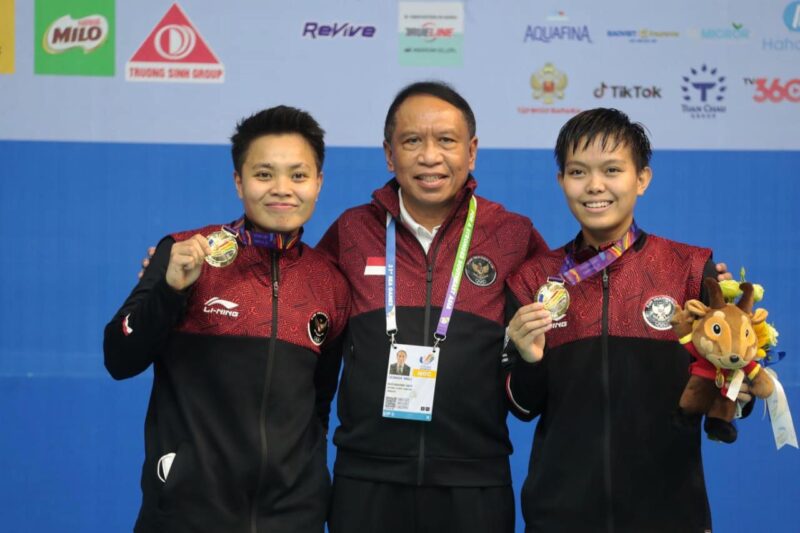 Menpora Zainudin Amali bersama peraih medali SEA Games 2021 nomor bulu tangkis ganda putri Apriyani Rahayu/Siti Fadia Silva Ramadhanti.(Foto:  Kemenpora)