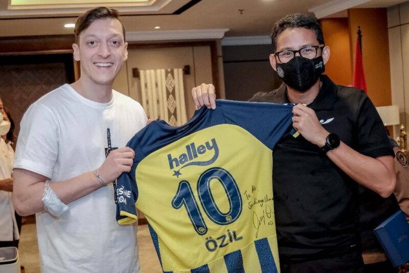 Menparekraf: Pesepak Bola Mesut Ozil Buka Peluang Brand Indonesia Kolaborasi dengan Bintang Dunia (Foto: Kemenparekraf)