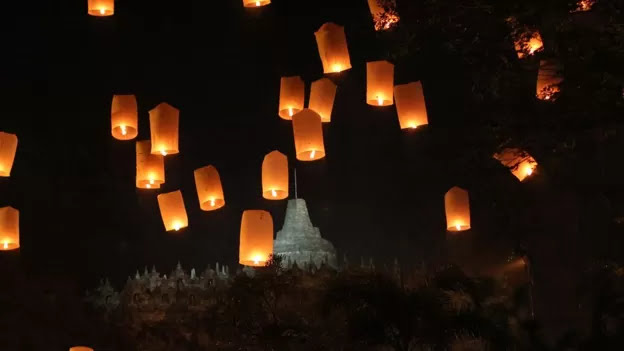 2.000 lampion diterbangkan dalam perayaan Waisak di Borobudur Magelang (Foto: BBC)