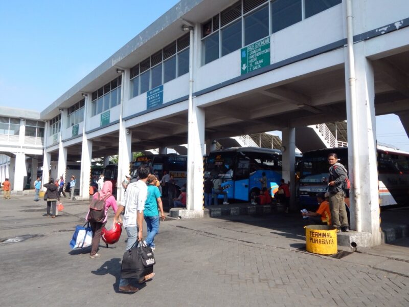 Ilustrasi pendatang di terminal Purabaya