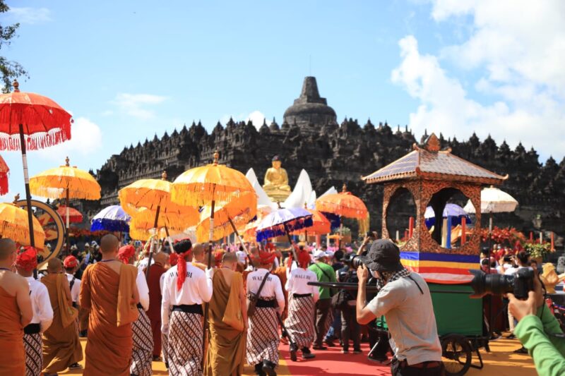 Ribuan umat Buddha Indonesia  menggelar pawai dan arak-arakan dari Candi Mendut menuju Candi Agung Borobudur (Foto: Kemenag)
