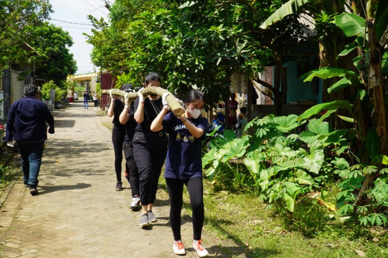 Para mahasiswa UKP saat mempersiapkan Bambu untuk bangunan dengan teknik Bambu lengkung