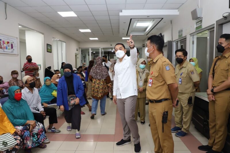 Hari Pertama Masuk Kerja, Wali Kota Eri Sidak Pelayanan RSUD dr Soewandhie (Diskominfo Surabaya)