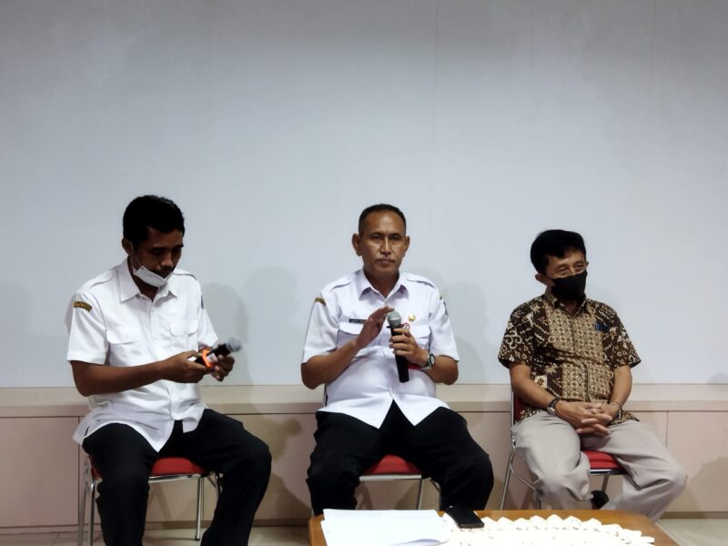 Kepala Dispendik Kota Surabaya, Yusuf Masruh (tengah)saat konferensi pers (Foto: Christiana Beatrix)