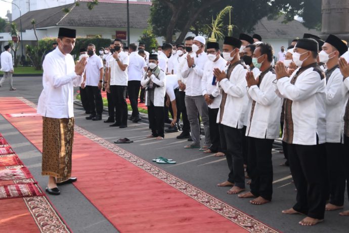 Presiden Jokowi salat Idulfitri di halaman Gedung Agung, Istana Yogyakarta

Read more: https://setkab.go.id/presiden-jokowi-dan-ibu-iriana-salat-idulfitri-di-halaman-istana-yogyakarta (Foto: Setpres)