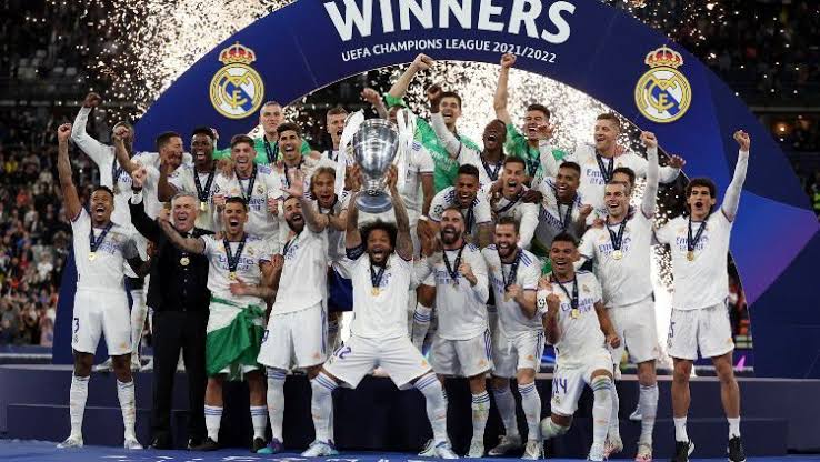 Pemain Real Madrid saat mengangkat trofi Liga Champions 2021/22 (Foto: REUTERS)