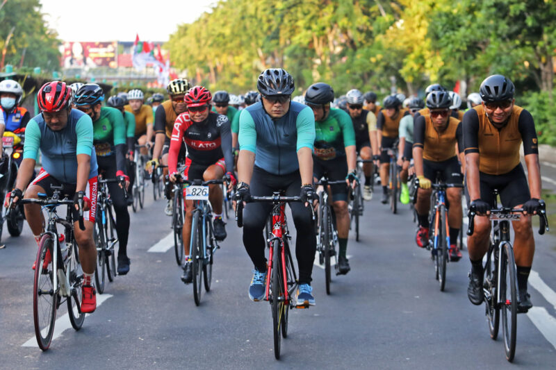 Wali Kota Surabaya Eri Cahyadi bersama Wakil Wali Kota Surabaya Armuji menyambut ribuan peserta Bromo KOM Challenge 2022 dengan bersepeda bersama (Foto: Diskominfo Surabaya)