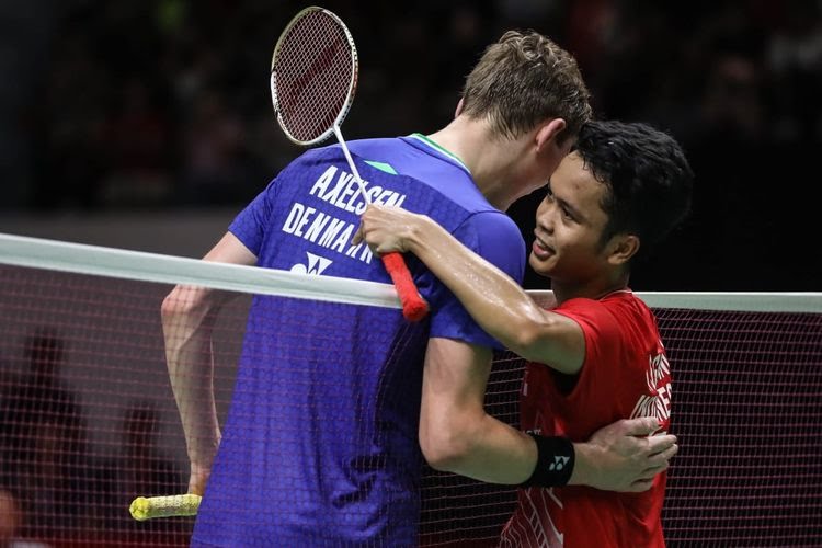 Pebulu tangkis tunggal putra Indonesia, Anthony Sinisuka Ginting, bersama Viktor Axelsen usai laga semifinal Indonesia Masters 2020 di Istora Senayan, Jakarta, Sabtu (18/1/2020). (Foto: BADMINTON INDONESIA)