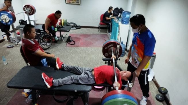 Atlet angkat berat National Paralympic Committee (NPC) mengikuti pemusatan latihan (Pelatnas) untuk ajang ASEAN Para Games (APG) XI 2022 di Solo, Jawa Tengah (Foto: Antara)