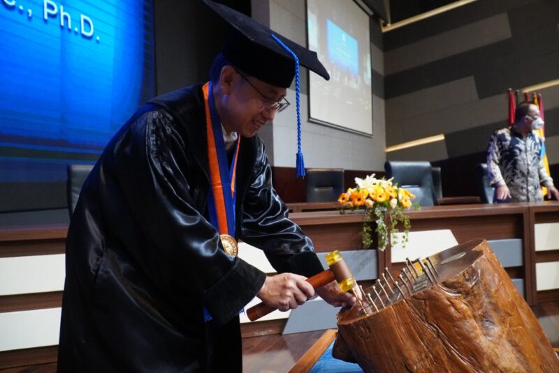 Prof. Hanny saat memberi nama pada prasasti guru besar (Foto Humas UK Petra)