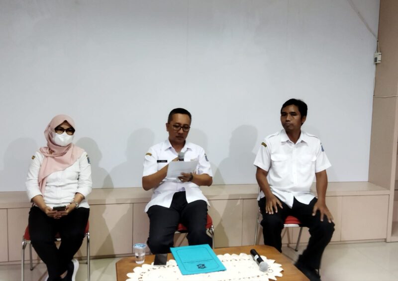 Kadispendukcapil Surabaya Agus Imam Sonhaji (tengah) saat konferensi pers (Foto: Christiana Beatrix)