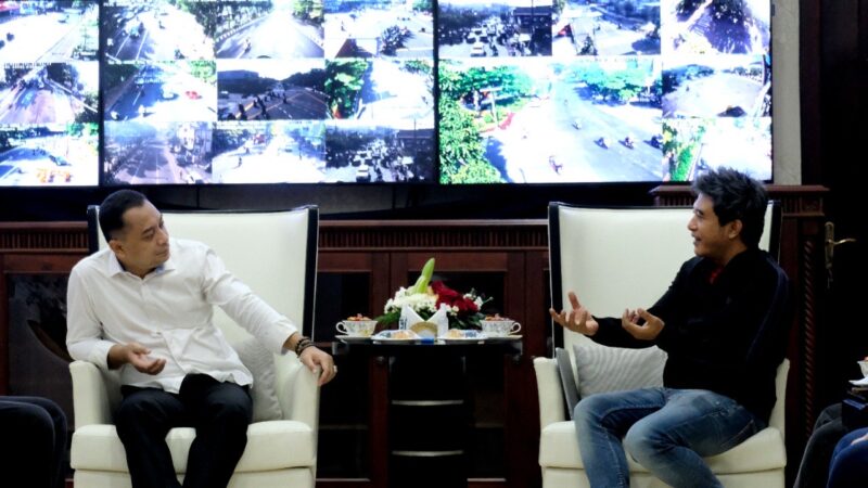 Wali Kota Eri Cahyadi bersama sutradara film layar lebar Bambang Drias (Foto: Diskominfo Surabaya)