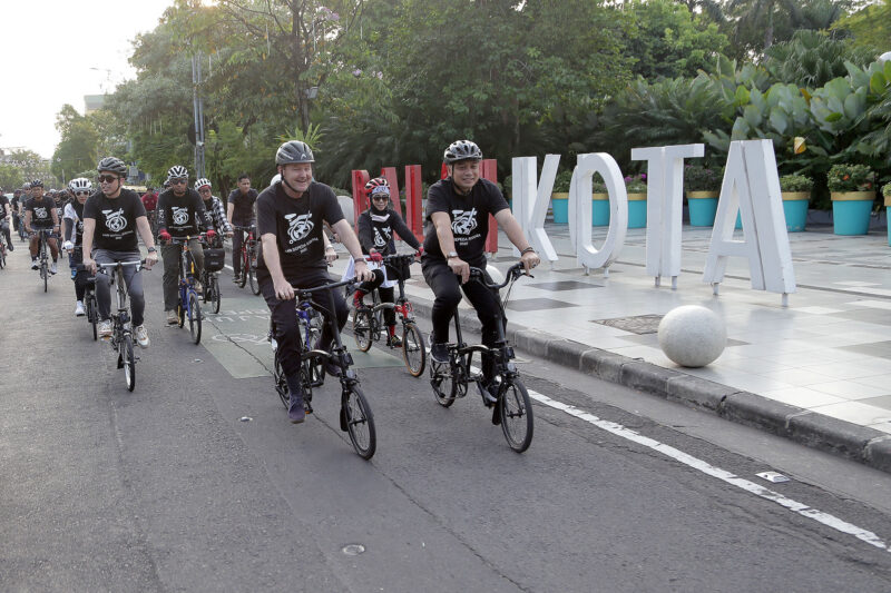 Hari Sepeda Sedunia, Wali Kota Eri Cahyadi Gowes Bareng Wakil Dubes Inggris Pakai Brompton