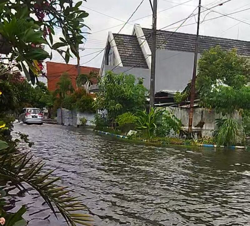 Banjir akibat hujan deras dan air pasang di Perum Griyo Mapan Sentosa Tropodo Sidoarjo, Senin (13/6/22) (Foto: Christiana Beatrix)
