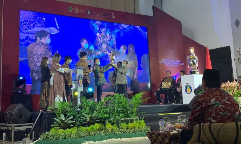 Penyerahan penghargaan kepada pemenang Pesparawi Nasional XIII di JEC. (Foto: Dok Pesparawi)