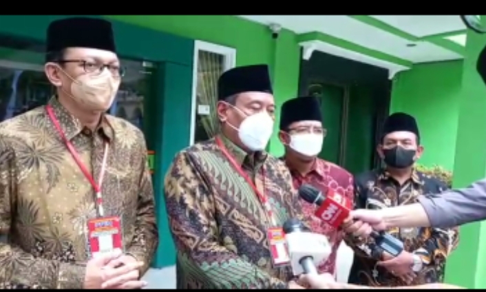 Kakanwil Kemenag Jatim, Husnul Maram yang juga Ketua PPIH Embarkasi Surabaya. (kedua kiri) (Foto: Kominfo Jatim)