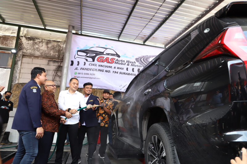 Wali Kota Surabaya Eri Cahyadi menghadiri peresmian cuci mobil dan motor Gerakan Arek Suroboyo (GAS) Autowash di Jalan Pandegiling No. 194 (Foto: Diskominfo Surabaya)
