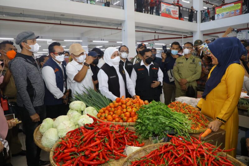 Gubernur Khofifah Indar Parawansa saat meninjau harga cabe di pasar tradisional (Foto: Kominfo Jatim)