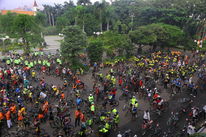 Ratusan pesepeda merayakan  Bicycle Day (Hari Sepeda Sedunia) di Surabaya