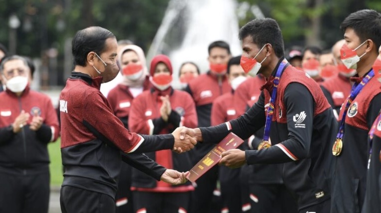 Presiden Jokowi Serahkan Bonus Rp130,5 Miliar Bagi Atlet Peraih Medali SEA Games Ke-31 Vietnam (Foto: Kominfo)