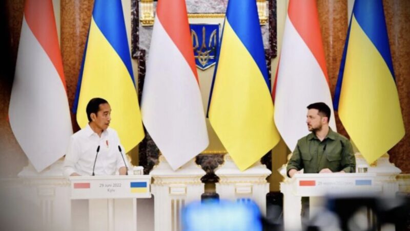 Presiden Jokowi mengadakan pertemuan dengan Presiden Ukraina, Volodymyr Zelenskyy, di Istana Maryinsky, Kyiv, Ukraina, Rabu (29/06/2022) (Foto: Kominfo)