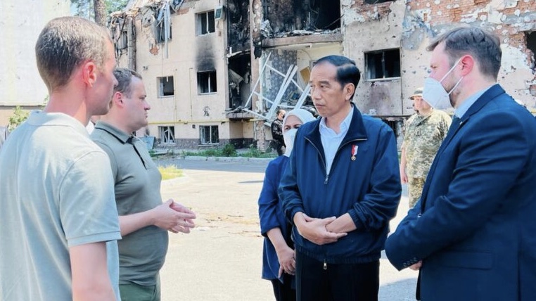 Presiden Jokowi dan Ibu Iriana saat meninjau kompleks Apartemen Lipky di Kota Irpin (Foto: Kominfo)