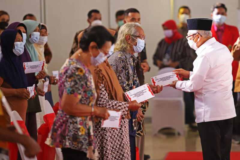 Wapres salurkan Bansos kepada Lansia Penerima Manfaat (PM) di Surabaya