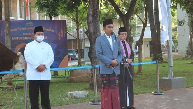 Presiden Jokowi didampingi Imam Besar Masjid Istiqlal Nasaruddin Umar dan Menteri Pertahanan Prabowo Subianto berbicara di halamam Masjid Istiqlal seusai menjalankan salat Iduladha di Jakarta, Minggu, 10 Juli 2022. (Foto: Antara)