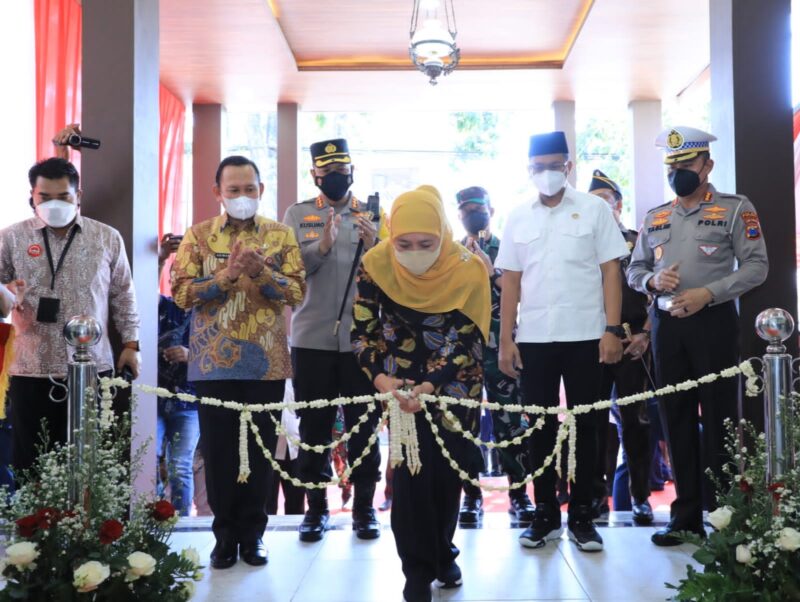 Gubernur Jawa Timur Khofifah Indar Parawansa saat meresmikan gedung baru Kantor UPT Pengelolaan Pendapatan Daerah (UPT-PPD) Sidoarjo, Badan Pendapatan Daerah (Bapenda) Prov. Jawa Timur di Kab. Sidoarjo (Foto: Kominfo Jatim)