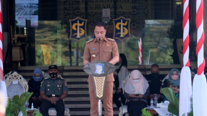 Wali Kota Surabaya Eri Cahyadi saat memimpin Apel Peringatan Hari Koperasi Nasional Ke-75 Tahun 2022 di halaman Balai Kota Surabaya, Selasa (12/7/2022)