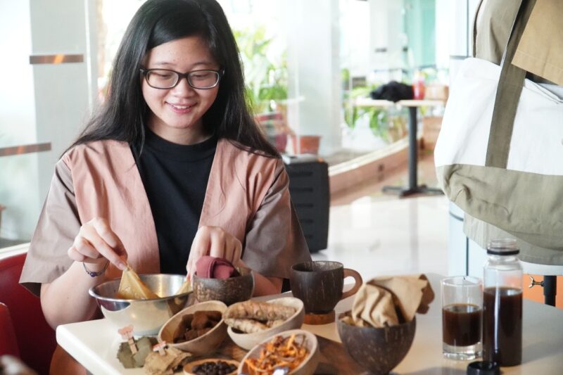 Boni menunjukkan inovasi ampas kopi menjadi pewarna alami (Foto: Humas UK Petra)