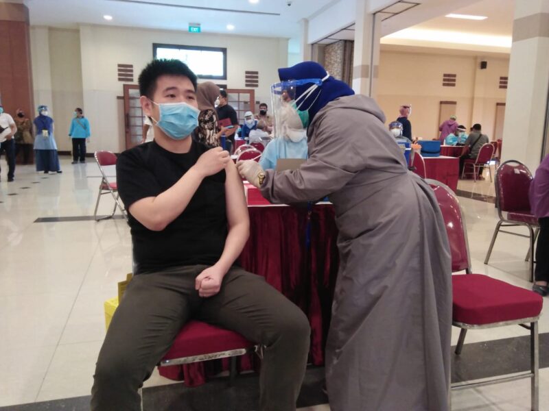 Warga saat menerima vaksinasi Covid-19 (Foto: Dok iBenews.id)