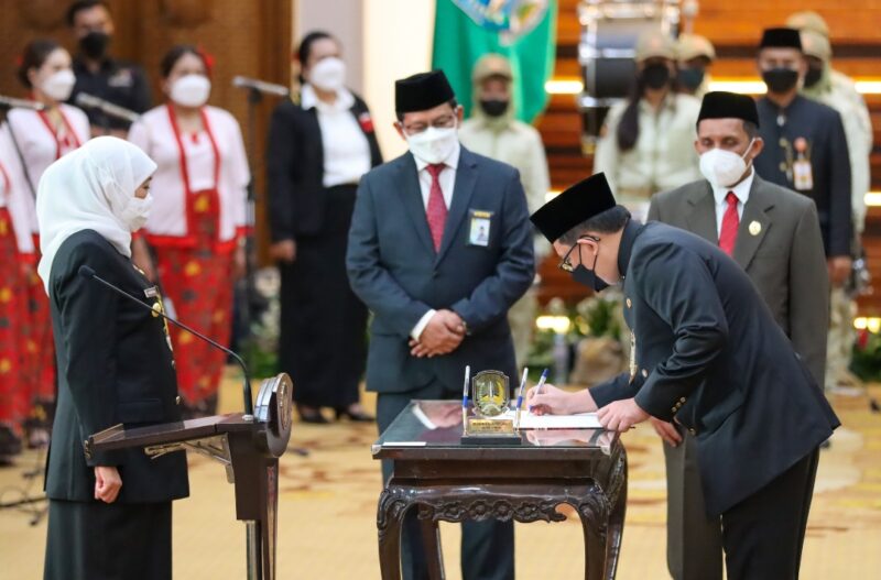 Gubernur Khofifah saat melantik Adhy Karyono sebagai Sekretaris Daerah Provinsi Jawa Timur, Jumat (15/7/2022) di Gedung Negara Grahadi