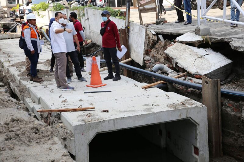 Pekerjaan Crossing Saluran Embong Kenongo dan Kenari Dimulai, Pengendara Diminta Berhati-hati