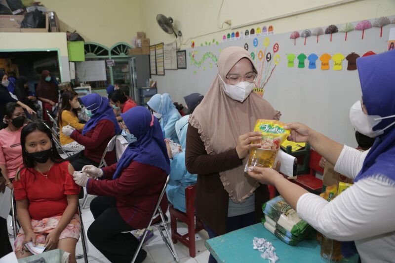 Lurah Tanah Kali Kedinding Kota Surabaya, menggelar vaksinasi booster sambil memberikan doorprize berupa sembako bagi warga yang mengikuti vaksinasi (Foto: Diskominfo Surabaya)