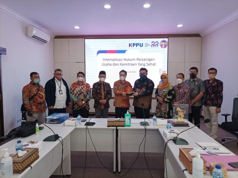 KPPU saat rapat koordinasi dengan Bupati Kediri, Hanindhito Himawan Pramana di Kantor Bupati Kediri (Foto: KPPU)