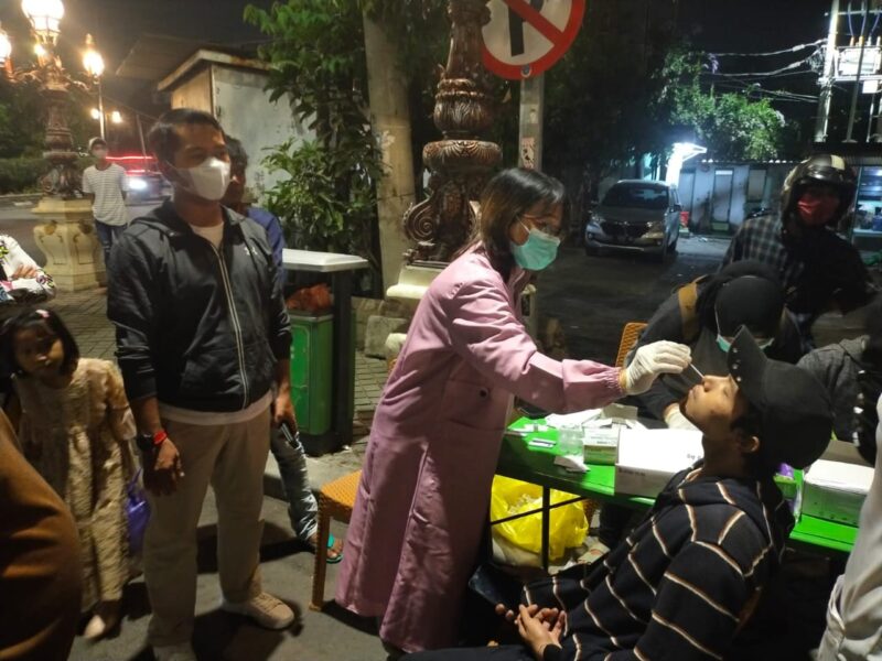 Ritual Sabtu malam berupa swab dan vaksin hunter di Kota Pahlawan kembali diaktifkan