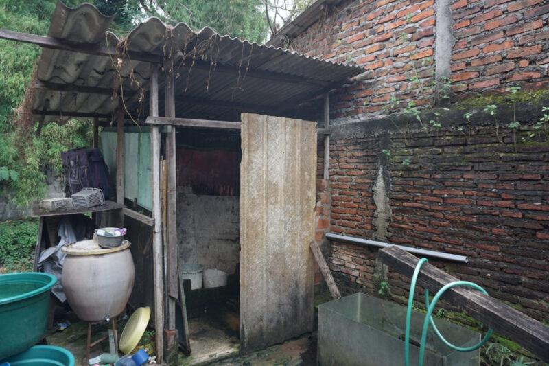 Salah satu kamar mandi yang disurvei pada KKN Abmas 1.000 Jamban oleh tim ITS (Foto: Humas ITS)