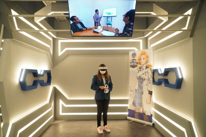 Lupita Sharon (mahasiswi SIB program) saat mencoba fasilitas di Virtual Reality Laboratory